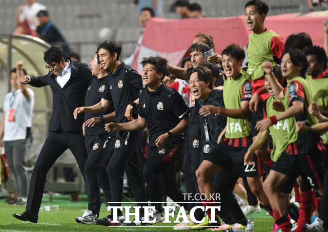 서울이 승부차기에서 승리를 거두자 황선홍 감독과 선수들이 환호하고 있다.