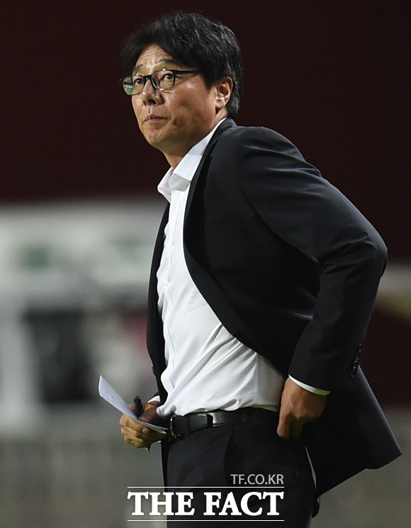 서울 황선홍 감독이 경기가 풀리지 않는듯 답답한 표정을 보이고 있다.