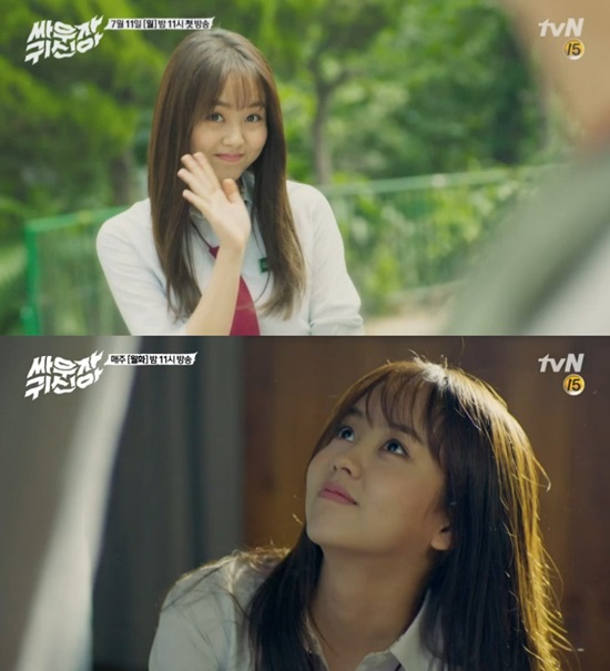 싸우자 귀신아 김소현. 배우 김소현은 케이블 채널 tvN 월화드라마 싸우자 귀신아에서 여고생 귀신 김현지 역을 맡았다. /싸우자 귀신아 방송 캡처