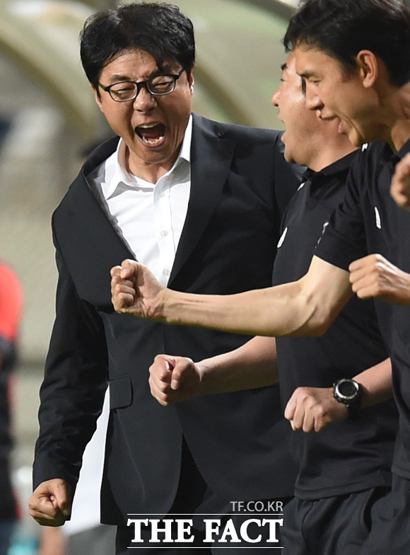 서울이 승부차기에서 승리를 거두자 황선홍 감독이 주먹을 불끈 쥐고 환호하고 있다.
