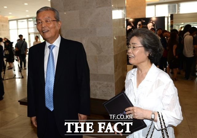 김종인(왼쪽) 더불어민주당 비상대책위원회 대표와 아내 김미경 이화여대 명예교수가 12일 오후 장충동 국립 해오름극장에서 열린 연극 햄릿 공연 관람을 위해 로비에서 기다리고 있다./임세준 인턴기자