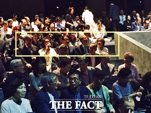 햄릿 공연 직전, 김종인 대표 부부·박지원 비대위원장·최불암 씨 부부(오른쪽부터)가 나란히 앉아 담소를 나누고 있다./서민지 기자