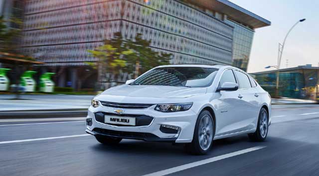 한국지엠이 지난 11일 출시한 말리부 하이브리드의 가격은 3180만~3348만 원이다. 경쟁 모델과 비교했을 때 200~300만 원가량 비싸다. /한국지엠 제공