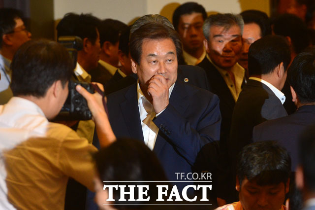 당 대표 취임 2주년 행사 참석하는 김무성 새누리당 의원