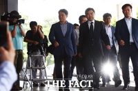 [TF포토] '주식 대박 논란' 진경준, '당당히 검찰 출두'