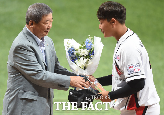 우수투수상 수상한 kt 박세진이 KBO 구본능 총재에게 꽃다발을 받고 있다.