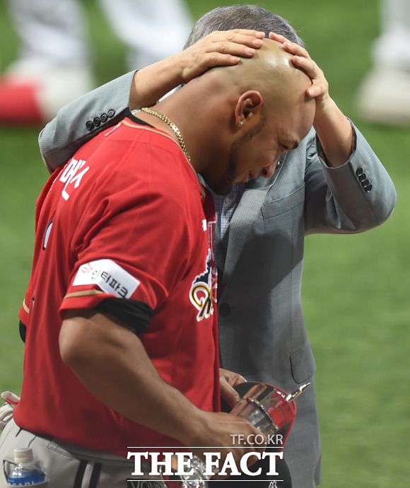 구본능 KBO 총재가 홈런레이스 우승을 차지한 히메네스의 머리를 만지며 축하하고 있다.