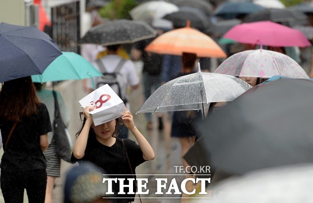 기상청에 따르면 내일(16일) 날씨는 저기압의 영향으로 전국이 흐리고 비가 내릴 전망이다. /임세준 인턴기자