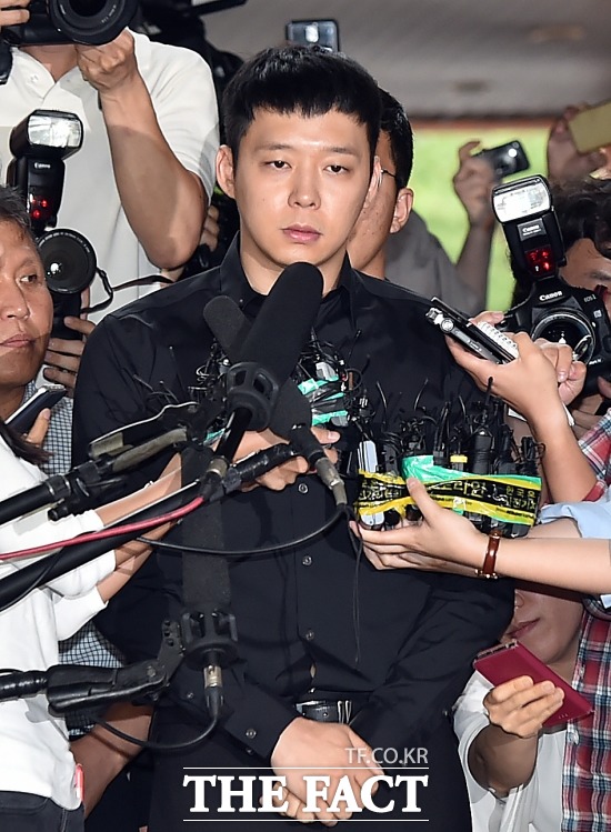 성매매와 사기 혐의로 송치된 가수 겸 배우 박유천. 가수 겸 배우 박유천 측이 15일 경찰이 발표한 박유천 성매매 혐의에 대해 사실과 다르다고 선을 그었다. /이새롬 기자