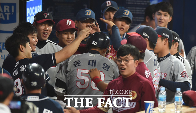 북부팀 4회초 무사 2루에서 윤대영이 좌월 투런홈런을 치고 동료들의 환영을 받고 있다.