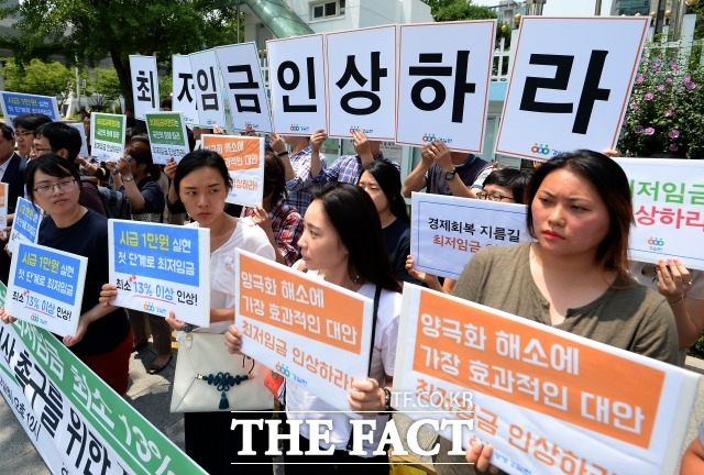 경실련이 12일 오후 서울 정부종합청사 앞에서 최저임금위원회의 내년도 최저임금 최소 13% 인상을 촉구하는 기자회견을 열고 있다. 최저임금위 노사위원들은 최저임금 수정안을 단 한차례도 제시하지 않아 결국 타협과 합의를 통한 최저임금수준을 도출하지 못했다. 일각에서는 때문에 최저임금위 무용론도 나오고 있다./임세준 인턴 기자