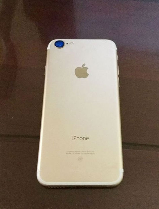 애플은 아이폰6S 후속작인 아이폰7에서 절연선과 이어폰잭을 없앤 단순한 디자인을 선보일 것으로 보인다. 사진은 바이두를 통해 유출된 아이폰7 골드 모델 추정 제품. /바이두 캡처
