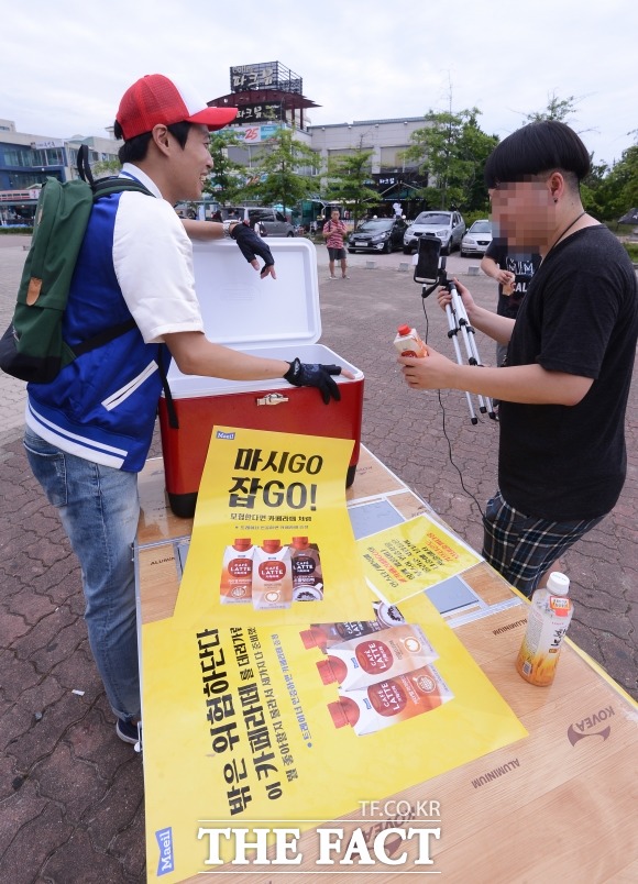한 식음료 회사가 15일 속초엑스포공원에서 ‘포켓몬 GO’ 이용자에게 무료 음료를 제공하고 있다. /속초=이덕인 기자