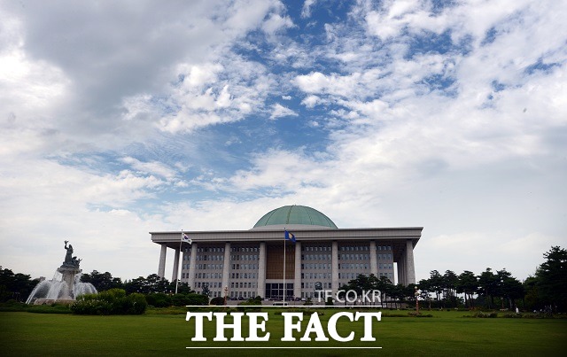 개헌을 위해서는 여야의 정치적 합의가 중요한데, 정당 간 온도 차가 있어 개헌이 이뤄질지는 미지수다./임영무 기자