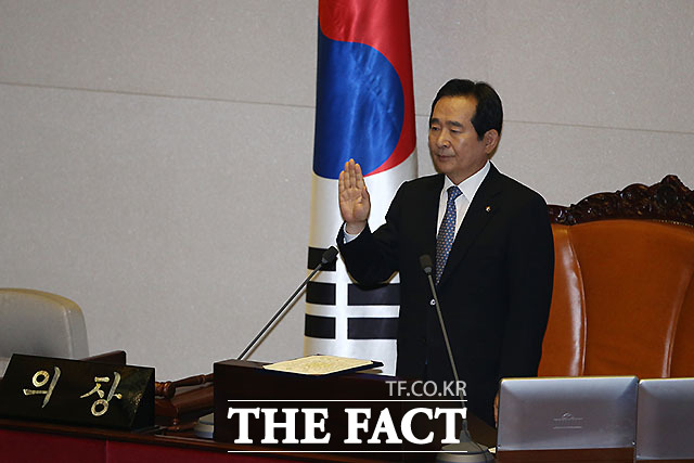 정세균 국회의장이 17일 20대 국회 출범과 동시에 수면 위로 떠오른 뒤 다시 잠잠해진 개헌에 불씨를 지폈다. 정 의장은 70주년 제헌절 이전에는 새로운 헌법이 공포될 수 있길 바란다고 말했다. /임영무 기자