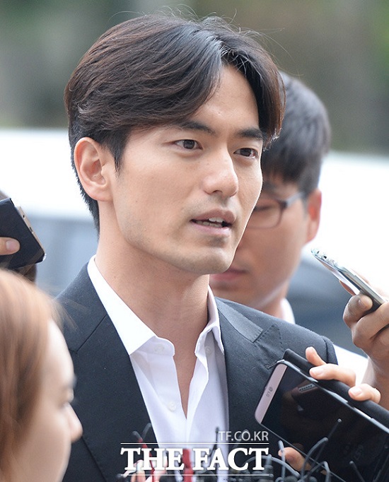 성폭행 혐의로 피소된 배우 이진욱. 배우 이진욱이 경찰 조사를 받기 위해 17일 오후 7시께 서울 수서경찰서에 출두했다. /이덕인 기자