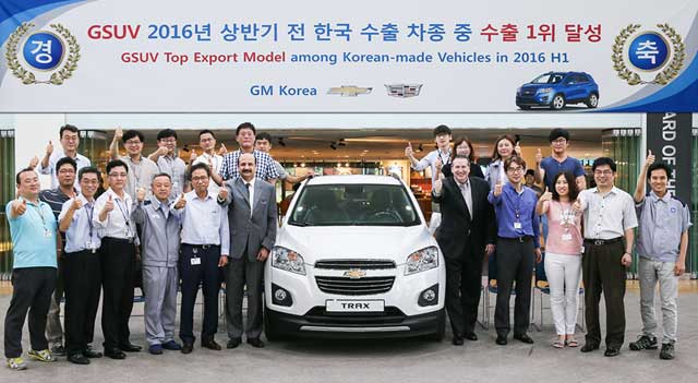 쉐보레는 지난 15일 부평 본사 홍보관에서 한국지엠 영업·A/S·마케팅부문 데일 설리번 부사장(오른쪽에서 다섯번째)과 임직원이 참석한 글로벌 시장 누적 수출 80만대 돌파를 기념하는 행사를 열었다. /한국지엠 제공