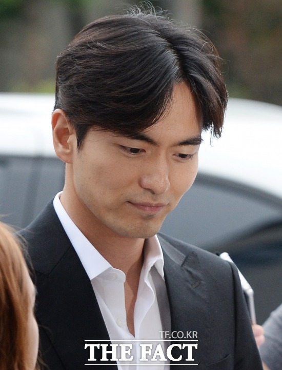 옅은 미소를 띤 배우 이진욱. 성폭행 혐의로 피소된 배우 이진욱이 17일 오후 서울 수서경찰서에 출석했다. /이덕인 기자