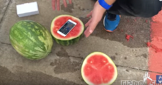 아이폰 6S를 수박에 끼워 100피트 상공에서 떨어뜨리는 영상이 공개됐다. /유튜브 영상 캡처