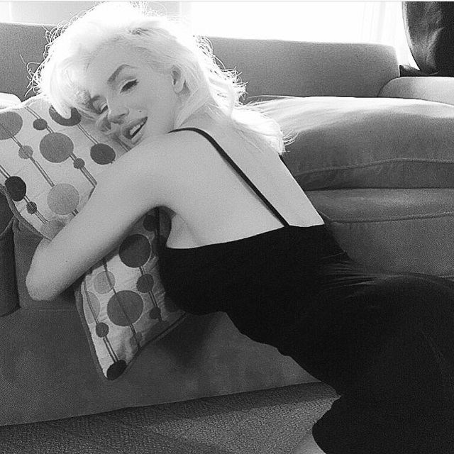 바비인형녀 등의 별명을 얻은 가수 코트니 스터든. 가수 코트니 스터든은 인형 같은 외모로 10대 마릴린 먼로, 바비인형녀 등의 별명을 얻으며 사랑받았다. /코트니 스터든 트위터