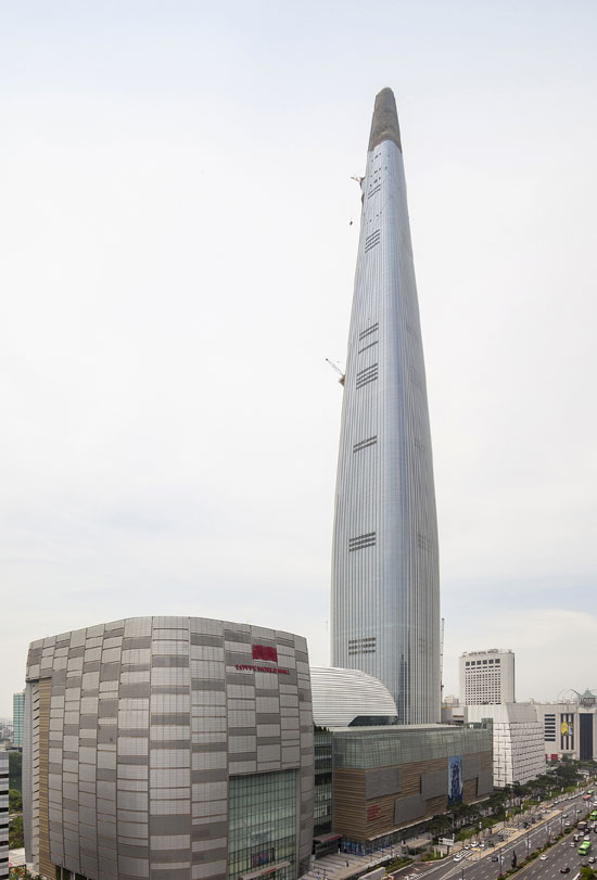 롯데는 연말 완공을 목표로 롯데월드타워 막바지 공사를 진행하고 있다. /롯데물산 제공