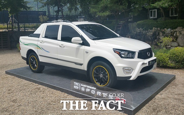 쌍용자동차가 기존 코란도 스포츠에 고성능 파워트레인을 적용, 온·오프로드 주행 성능을 대폭 개선한 코란도 스포츠 2.2를 출시했다. /가평= 서재근 기자