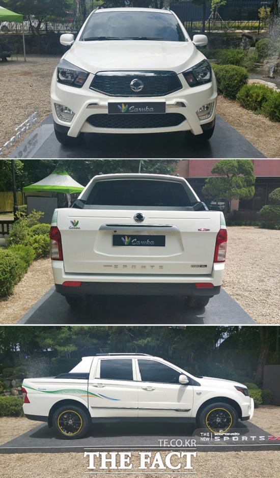 코란도 스포츠 2.2는 메쉬 타입의 라디에이터 그릴을 새로 적용해 스포츠만의 차별성을 강조했다.