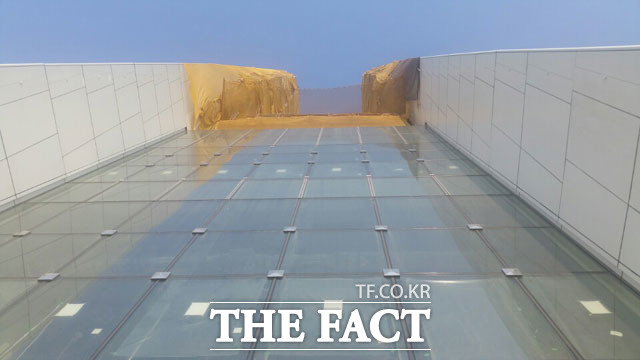 롯데월드타워 120층에서 바라본 건물 꼭대기. /이성락 기자