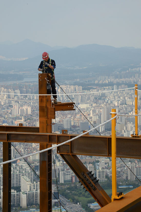 현재 롯데월드타워 건설 현장에는 하루 평균 약 3000명의 근로자가 외장 마무리 공사와 인테리어 공사를 하고 있다. /롯데물산 제공