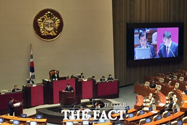 한민구 국방부 장관이 20일 오후 국회 본회의에서 열린 사드(고고도미사일방어체계·THAAD) 관련 긴급현안질문에서 김경진 국민의당 의원의 질문에 답하고 있다./국회=서민지 기자