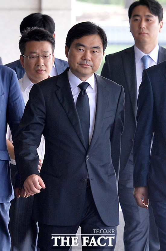 진 검사장은 검사 생활에서도 법무부 검찰국의 국제형사과장, 형사기획과장을 거쳐 서울중앙지검 금융조세조사2부장 등 일선 검사들이 선망하는 주요 보직을 두루 거친 엘리트 중 엘리트다./문병희 기자