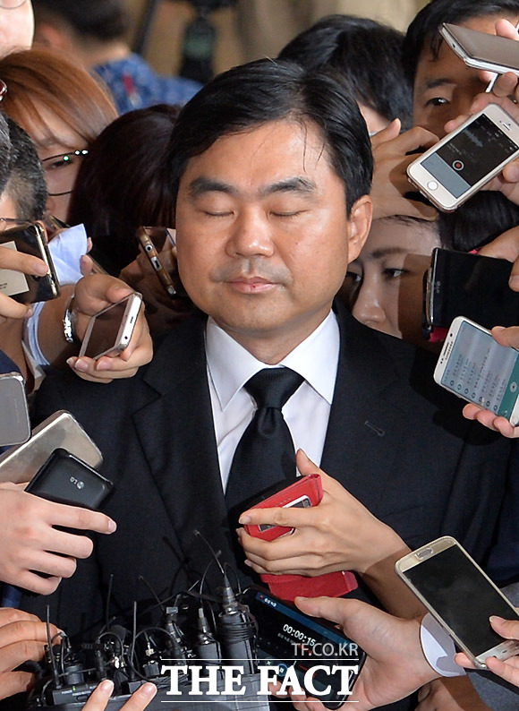 넥슨으로부터 주식 특혜를 받은 의혹을 받고 있는 진경준 검사장(법무연수원 연구위원)이 지난 14일 오후 긴급체포됐다. 법조계는 이번 사건을 두고 천재 검사의 몰락으로 보고 있다. /문병희 기자