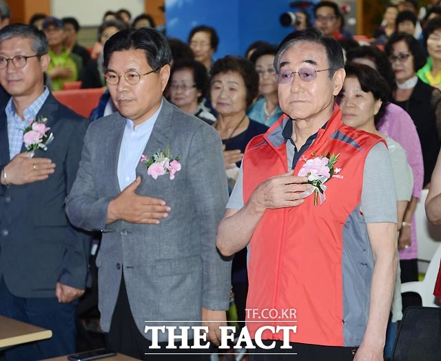재능기부 한마당 축제에 참석한 현명관 한국마사회장(오른쪽)과 홍문종 의원이 국민의례를 하고 있다.