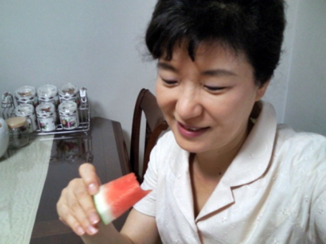 지난 18대 대선 직전 년도 여름 휴가 당시 박근혜 대통령은 수박을 먹는 셀카를 트위터에 올리며 국민과 소통했다./박근혜 대통령 트위터 갈무리