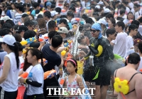 [TF포토] 한강물싸움축제…'도심에서 시원한 물놀이 즐겨요!'