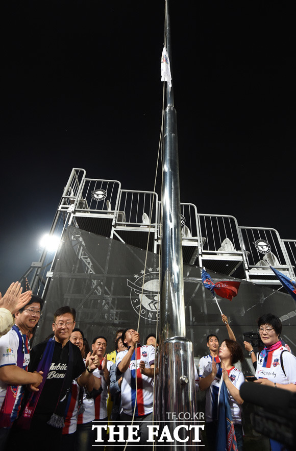깃발전쟁에서 승리한 수원FC 깃발이 성남 홈구장에 높이 걸리고 있다.