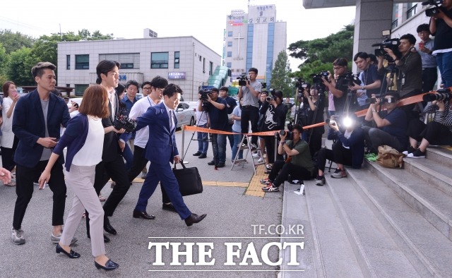 증거 정액 DNA는 이진욱과 일치. A씨가 경찰에 증거로 제출한 속옷에서 검출된 정액의 DNA는 이진욱의 DNA와 일치했다. /이덕인 기자