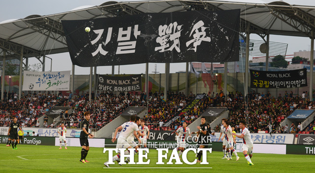 성남과 수원의 깃발 더비에 많은 축구팬들의 관심속에 벌어지고 있다.