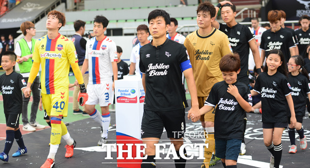 성남과 수원의 깃발더비를 앞두고 양팀 선수들이 긴장된 표정으로 경기장에 입장하고 있다.