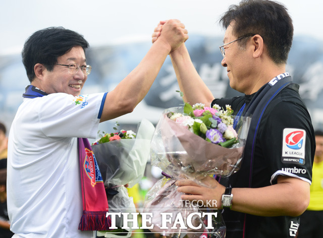 성남 이재명 시장과 수원 염태영 시장이 깃발더비를 앞두고 선전을 다짐하고 있다.