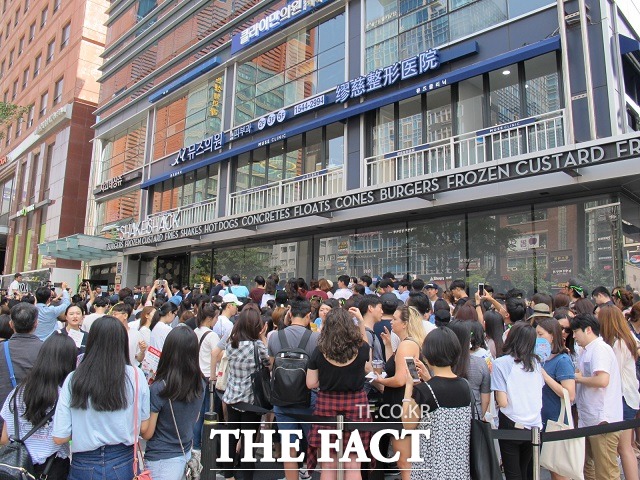 22일 오전 서울 강남구 강남대로에 위치한 쉐이크쉑 오픈에 1500명이 넘는 인파가 몰렸다. /강남=변동진 기자
