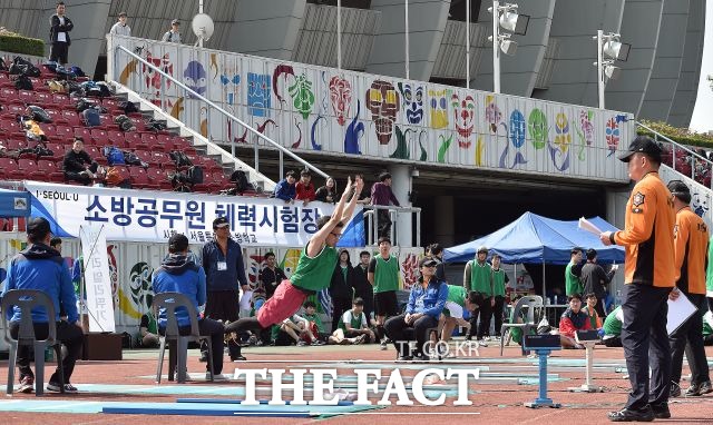 소방공무원 공시생들도 늘고 있다. 서울시 소방공무원 채용을 위한 체력시험장에서 한 공시생이 멀리뛰기를 하고 있다. /더팩트DB