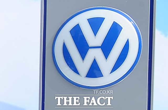 환경부는 25일 오전 인천 서구 국립환경과학원에서 폭스바겐코리아 요아네스 타머 대표와 정재균 부사장 등을 대상으로 차량 인증 조작과 관련한 비공개 청문회를 열었다. /더팩트 DB