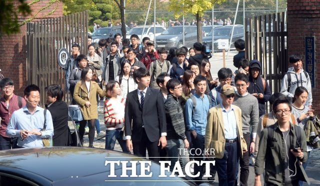 취업을 준비하는 많은 청년들이 아직도 대기업에 매달린다. 10대 기업 입사시험을 치르기 위해선 문제집과 스터디그룹이 범람할 정도다. 한 대기업 입사시험을 마치고 취업준비생들이 시험장을 빠져나가고 있다. /더팩트DB