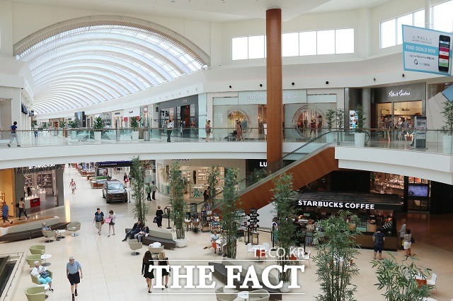 전자, 유통업계에서도 김영란법 시행을 앞두고 기업에서 추진하는 대규모 사업 프로젝트 홍보 일정을 일부 수정하는 등 대응책 마련에 나서고 있다.