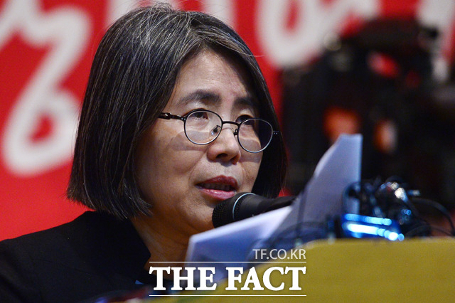 헌법재판소는 이르면 28일 김영란법(부정청탁 및 금품 수수 금지에 관한 법률)의 합헌 여부를 선고할 예정이다. 사진은 김영란 전 국민권익위원장이 지난해 3월 10일 오전 서울 마포구 서강대학교에서 열린 기자회견에서 김영란법과 관련해 자신의 입장을 밝히고 있다./남윤호 기자