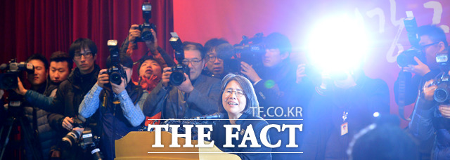 김영란법의 최대 쟁점은 민간인인 언론인과 사립학교 교원을 공직자 등으로 보고 법을 적용하는 것이 언론·사학의 자유를 침해하는지 여부다. 사진은 지난 3월 10일 김영란 전 국민위원장의 입장 표명에 쏠린 취재진의 관심./남윤호 기자