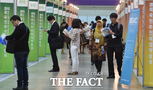 국내 외국인 거주자가 늘어나면서 이들의 취업 경쟁률도 높아지고 있다. 지난해 서울시의 2015 외국인주민취업박람회를 찾은 외국인들이 부스를 돌아보고 있다. /더팩트DB