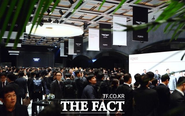 완성차 업계에서는 김영란법 시행으로 가장 보편적으로 시행하는 홍보·마케팅 활동은 신차 출시·시승행사 등에 제약이 생기는 것 아닌지 걱정의 목소리를 높인다.