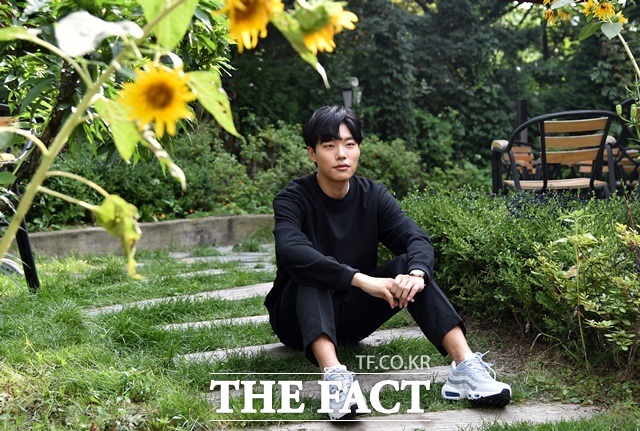 팬들에게 에너지와 힘을 받고 있어요. 류준열은 빡빡한 스케줄에도 웃으면서 해낼 수 있는 건 팬들 덕분이라고 했다. /이새롬 기자